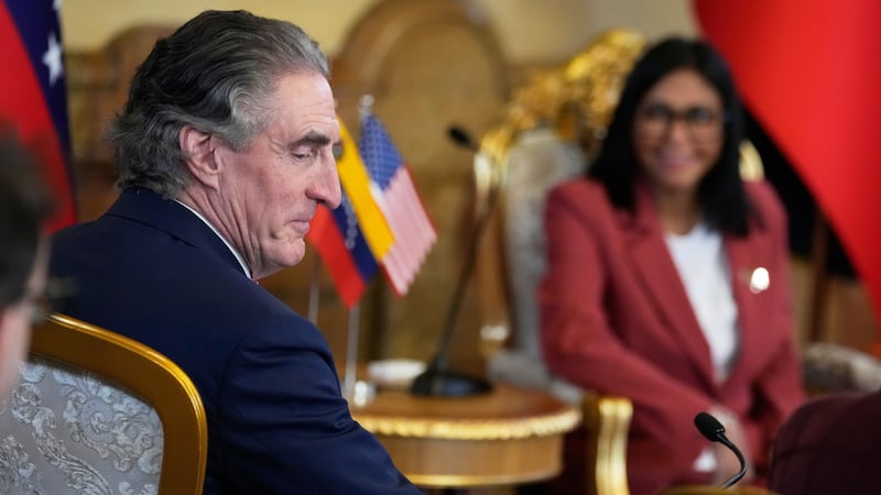 EU se reúne con presidenta de Venezuela para acordar control de recursos energéticos