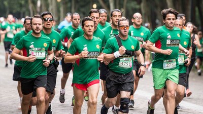 Además de su equipo de seguridad, el presidente corrió codo a codo con Francisco Guzmán (izquierda), jefe de Oficina de Presidencia