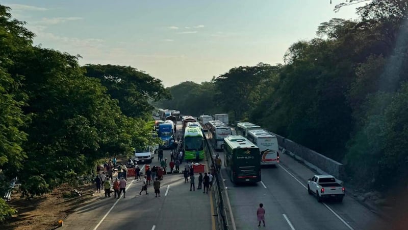 Ciudadanos bloquean la Autopista del Sol en plenas vacaciones por cierre del acceso a Dos Arroyos