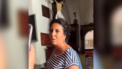 La mujer increpó a un par de jóvenes por su vestimenta
