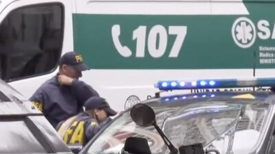 Los oficiales detuvieron al presunto exdiplomático que estuvo atrincherado en los baños