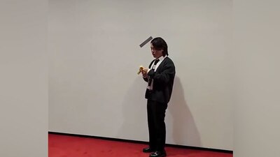 El joven se comió el plátano y posteriormente pegó la cáscara