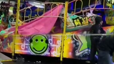 El joven murió al instante tras salir expulsado del juego mecánico