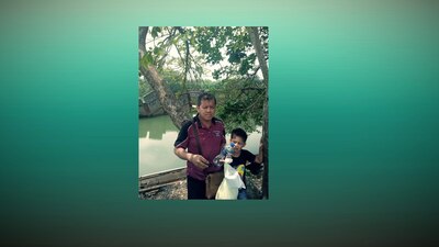 Un señor fue captado bañándose desnudo con una menor, quien resultó ser su pequeña hija