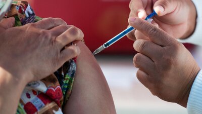 Es el primer caso de una médica que presenta reacciones tras aplicarse la vacuna conta COVID