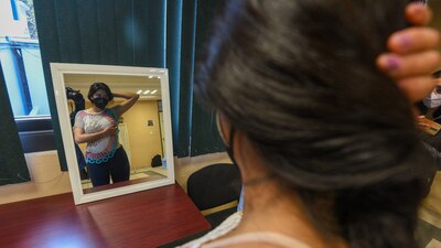 Se recomienda que todas las mujeres mayores de 25 años, toquen sus mamas después de menstruar