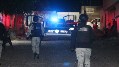 Tras cometer la masacre, los atacantes salieron corriendo del negocio y huyeron a bordo de varios vehículos