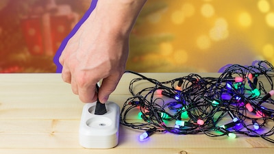 Cuando salgas de casa o vayas a dormir, no olvides apagar las luces navideñas para evitar cualquier incidente.