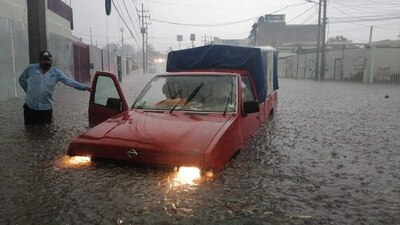 Diversas vialidades se vieron afectadas por las intensas lluvias