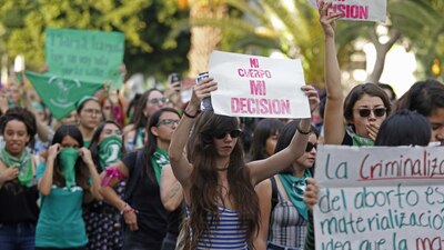 Cientos de mujeres marchan a favor de que el aborto sea legal en todo el país