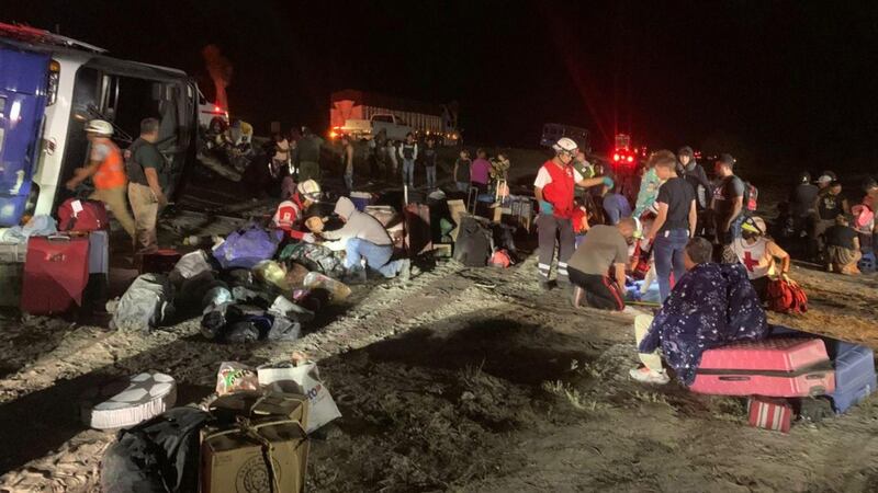 FOTOS: Autobús de pasajeros vuelca en SLP; deja saldo de 2 muertos y 17 heridos