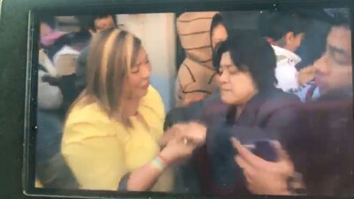 La reportera Sara Solís (izquierda) en el momento en que la docente Alma Contreras le arrebata un celular