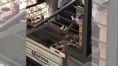 Usuarios captaron el momento en que un vendedor rebaja la cerveza con agua