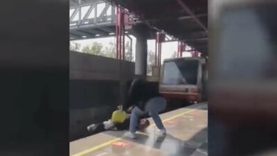 Usuarios ayudaron a una persona que bajó a las vías a recoger un objeto