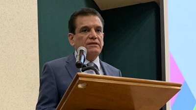 El médico será sancionado por pedir que se vacunara a sus familiares contra el COVID-19