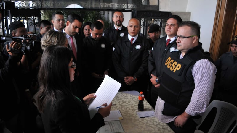 Juez vincula a proceso al exgobernador priista Javier Duarte por peculado