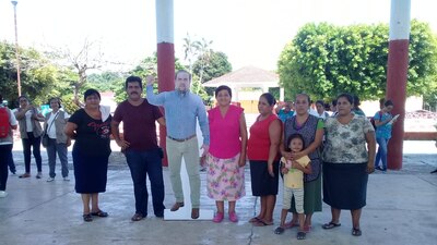 Si no puedes ir a un evento... manda a tu gemelo de cartón