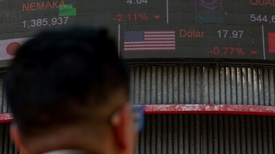 Analistas prevén que el peso mexicano cierre entre 18.01 y los 18.15 pesos por dólar esta jornada