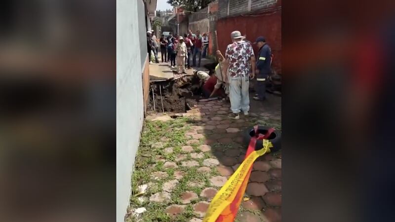 Enorme socavón se forma en Xochimilco tras las fuertes lluvias; desalojan viviendas