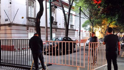 En la colonia Roma, la calle de Chihuahua mantiene un fuerte dispositivo de seguridad