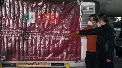 El primer cargamento de las dosis de Sinovac se aplicó a personas adultas mayores de Ecatepec.