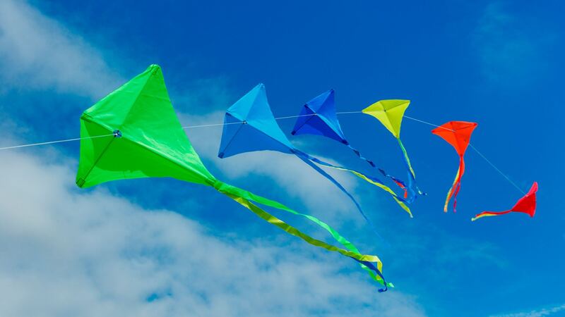 Niño de 12 años muere electrocutado al intentar recuperar su papalote