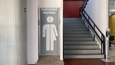 Están ubicados en el primer piso del edificio B, a un costado del Área de Primer Contacto Integral