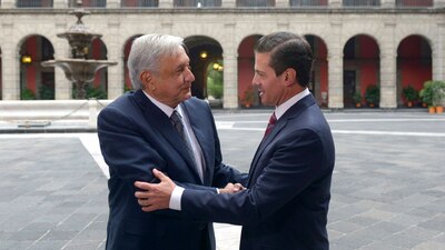 El presidente electo y el actual mandatario en el patio principal del recinto