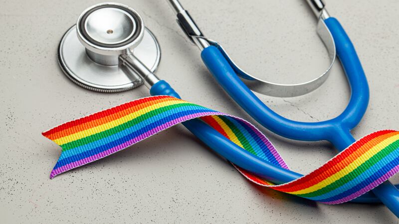 EU ‘elimina’ línea de ayuda antisuicidio especializada en la comunidad LGBTTTIQ+