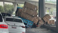Camión de carga se queda varado tras caer en enorme bache en Periférico Norte