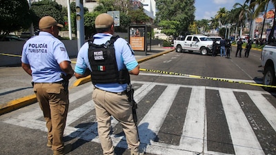 En una de las estaciones, organizadores colgaron una manta con la leyenda "Feminicidio", atrás de una virgen