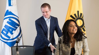 Ricardo Anaya (PAN) le acomoda la silla a Alejandra Barrales (PRD)