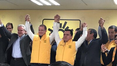 Ricardo Anaya dejó de lado su vestimenta azul para abrazar los colores del sol azteca