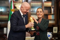 Sheinbaum recibe al presidente de la FIFA; platican sobre desarrollo del Mundial 2026
