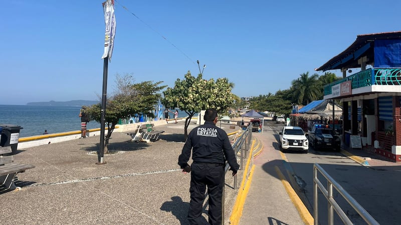 Policías buscan a hombre desnudo que ronda en una playa de Nayarit