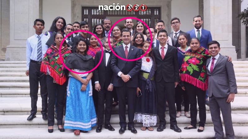 Nadia López, nueva directora de Materiales de la SEP, explica fotos con Peña Nieto