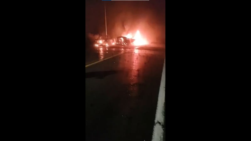Cierran la autopista Durango-Mazatlán; queman vehículos y ponchallantas