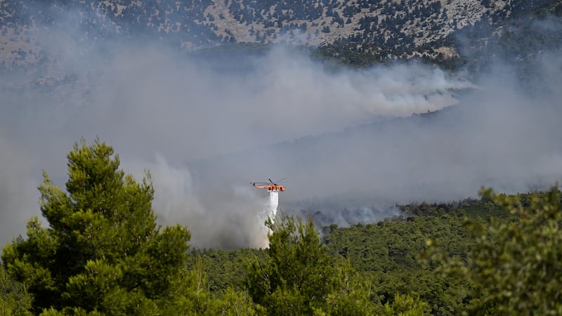 Chocan 2 helicópteros que intentaban extinguir el incendio forestal de Europa