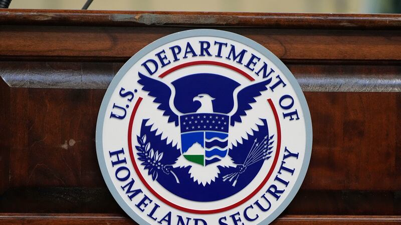 EU quita estatus legal a más de 500 mil migrantes