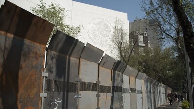 Bloqueado por fuera y por dentro, a las inmediaciones del Senado de la República no puede acceder ningún externo