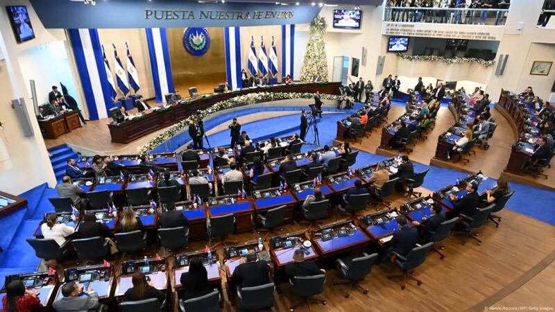 Congreso de El Salvador aprueba reforma para permitir la reelección permanente
