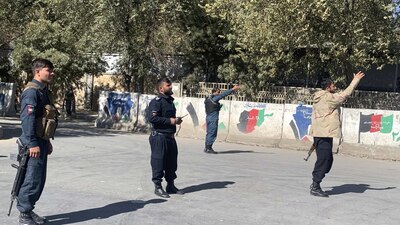 Policías afganos llegan al lugar dl ataque, ocurrido este lunes