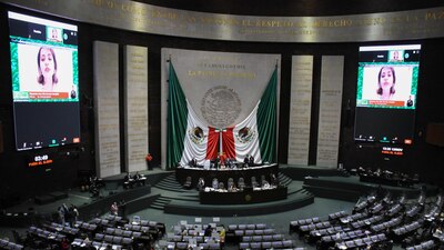 Con pancartas y unas "Mañanitas" a todo pulmón, morenistas festejaron el cumpleaños de AMLO