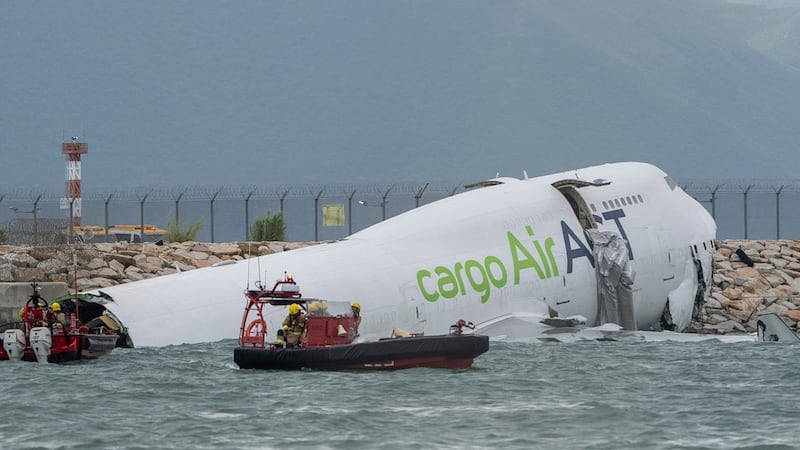 Avión de carga derrapa en pista en Hong Kong y cae al mar; hay 2 fallecidos