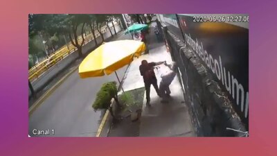Un sujeto empuja a una mujer y después golpea a un anciano