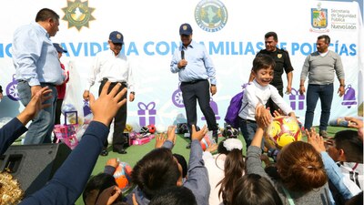El gobernador de Nuevo León (centro, de camisa azul) durante un festejo navideño para los niños