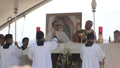Es la tercera ocasión que el arzobispo de León celebra una misa en la presa El Palote