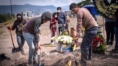 La Secretaría de Salud informó este miércoles que ya son 120 mil 311 las personas fallecidas por el nuevo coronavirus