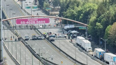 De acuerdo con usuarios, lleva más de 10 horas; familiares piden hablar con Del Mazo