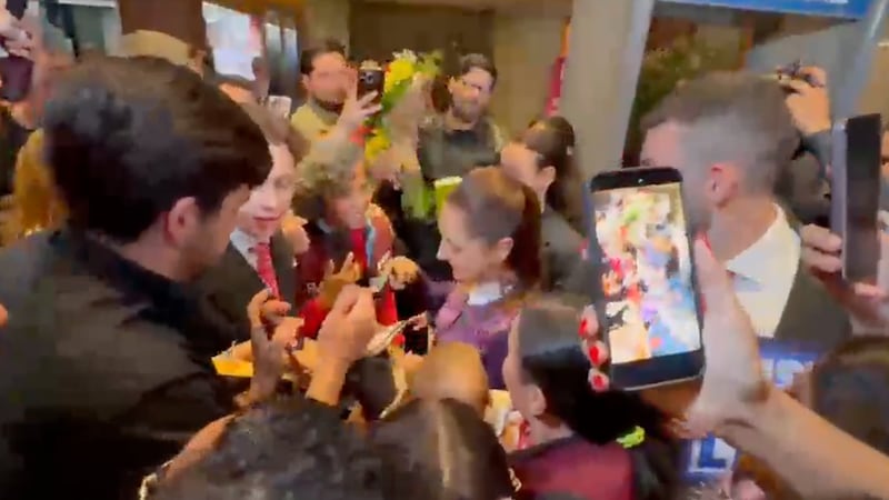 Entre porras y ‘selfies’, Sheinbaum arriba a Barcelona para encuentro con líderes progresistas